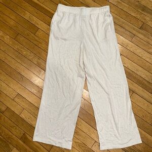 Woman’s Quince Lounge pants bottoms